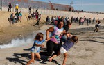 Nỗi khổ của phụ nữ, trẻ em tị nạn vùng biên giới Mexico - Mỹ