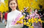 Diễn viên Lê Hạ Anh đẹp tinh khôi bên hoa mai, hoa đào