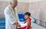 Bé 8 tuổi rước họa vì cha mẹ tin thầy lang 