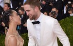 Robert Pattinson tình tứ trên thảm đỏ Met Gala