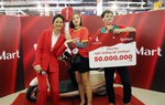Khách hàng 'phủ đỏ' VinMart, hào hứng tranh tài trong cuộc đua mua sắm