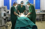 Điện thoại phát nổ khi đang sạc, bé 12 tuổi bị chấn thương nặng
