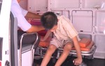 Một bé trai khuyết tật nghi bị mẹ ruột ngược đãi