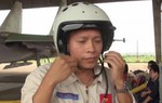 Đưa thi thể phi công Trần Quang Khải vào đất liền
