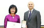 Thứ trưởng Đặng Hoàng Oanh được tặng Huân chương công trạng của Italy