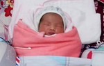 Bé gái bị bỏ rơi cùng mảnh giấy trước cổng nhà dân ở Nghệ An