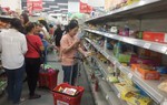 Khách hàng tranh nhau mua hàng giảm giá tại chuỗi siêu thị Auchan sắp đóng cửa