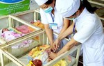 Bé gái song sinh tử vong sau tiêm vaccine viêm gan B