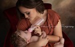 Rưng rưng tình mẫu tử qua bộ ảnh các bà mẹ cho con ăn