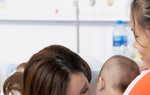 Hoa hậu Thu Hoài đồng cảm với nỗi khó khăn của bà mẹ trẻ chăm con bệnh nặng