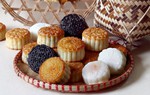 Đầu tháng sáu đã bán bánh trung thu