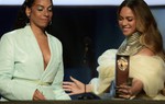 Beyonce diện đầm của nhà thiết kế Việt trao giải Thành tựu trọn đời