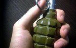 Cầm lựu đạn thật tưởng đồ giả, người phụ nữ bị nổ nát tay