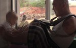Cảm động hình ảnh người cha không tay chăm con, làm việc nhà
