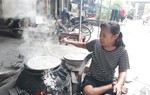 Người phụ nữ 'đi' bằng 2 tay 40 năm mưu sinh với nghề làm bánh đa 