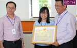 Người phụ nữ đội mưa đợi trả lại 1 tỷ nhặt được