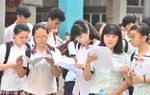 Thi lớp 10 ở TPHCM: Thí sinh vẫn tranh thủ 'nạp' kiến thức sát giờ làm bài
