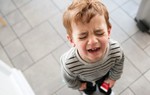 Bố phạt con bằng cách 'đánh vào dạ dày'