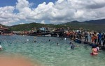Sập nhà hàng hải sản, khách rơi xuống biển