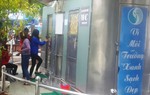 Chị em khổ sở tìm chỗ đi vệ sinh nơi công cộng