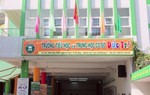 Con bị xước má, phụ huynh đến trường tát giáo viên