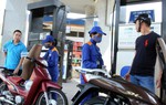 Giá xăng RON95-III tăng 1.484 đồng/lít