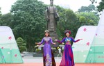 Miss Photo Vũ Hương Giang trình diễn áo dài cùng diễn viên Thanh Hương của 'Quỳnh búp bê'