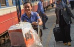 Nét đẹp nhân viên đường sắt sau vụ sập cầu Ghềnh
