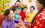 Xấu hổ vì con vừa nhận lì xì của khách đã bóc ra và chê