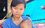 Góa phụ tuổi 19 gồng gánh 3 con thơ cùng 4 em nhỏ dại