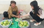 Cụ già bán ổi 'sưởi ấm' mùa đông Hà Nội