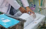 Phẫu thuật lấy khối bướu hiếm gặp ở trẻ sơ sinh 20 ngày tuổi
