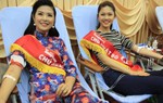 Hoa hậu Ngọc Hân 'rủ' Á hậu Thanh Tú hiến máu tình nguyện