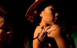 Én vàng Liêu Hà Trinh vẽ body painting gợi cảm 