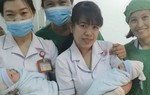 Sản phụ và bé song sinh được cứu kịp thời trong 6 phút