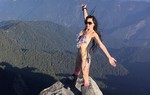 Hot girl mặc bikini leo núi bị đóng băng đến chết