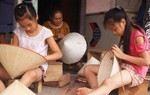 Phụ nữ, trẻ em giữ nghề làm nón lá làng Chuông