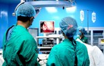 Bà lão mang khối u buồng trứng nặng hơn đứa trẻ sơ sinh