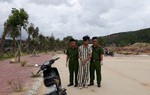 Tâm sự cùng người yêu, cô gái bị côn đồ dí dao vào cổ hiếp dâm