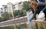 Nữ Đại sứ Israel thả cá chép tiễn ông Công, ông Táo