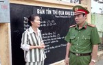 Người được đặc xá trở về mong vòng tay vị tha