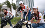 Thí sinh Hoa khôi Sinh viên Việt Nam 2018 nhặt rác, tặng quà trẻ mồ côi