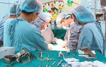 Mẹ hiến thận cho con gái 15 tuổi