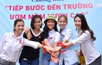 Hoa hậu H'Hen Niê, siêu mẫu Quỳnh Hoa tiếp bước đến trường cho trẻ HIV/AIDS