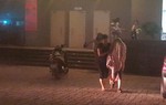 Video cảnh sát dùng xe thang dập cháy chung cư lúc nửa đêm