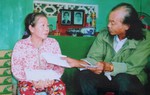 Thầy thuốc gom tiền lẻ giúp người nghèo
