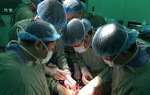 Bác sĩ 3 chuyên khoa hợp sức 'giải thoát' bướu thận phức tạp
