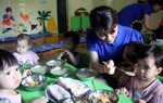 Nghệ An gia hạn cho nhóm lớp mầm non có cô giáo quỳ để xin được dạy