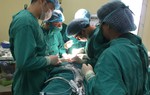 Lần đầu tiên phẫu thuật u tuyến giáp qua đường miệng