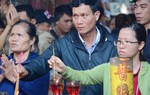 Hàng ngàn người đội nắng đi lễ chùa Ngọc Hoàng rằm tháng Giêng
